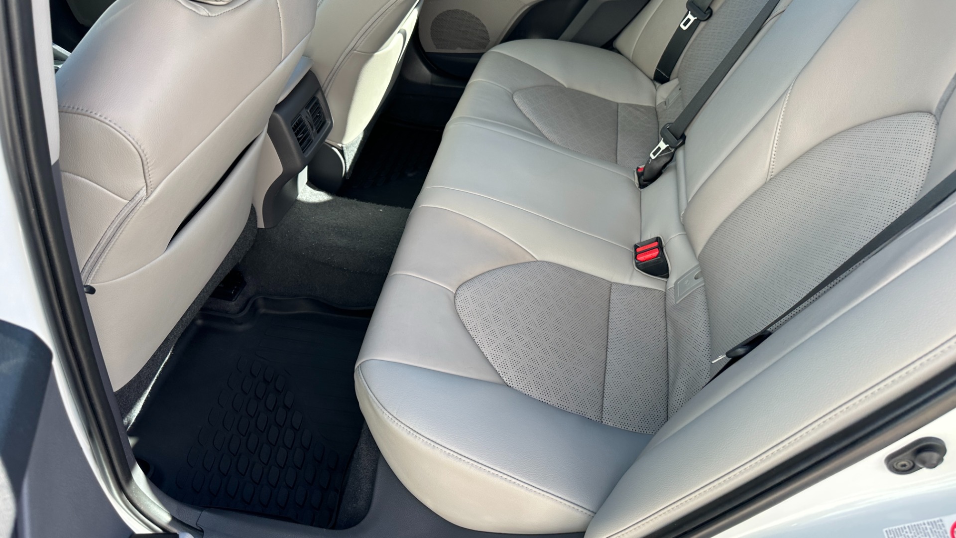 Used 2018 Toyota Camry XSE / PANORAMIC ROOF / ENTUNE / HEATED SEATS / BACKUP CAMERA for sale Sold at Formula Imports in Charlotte NC 28227 20