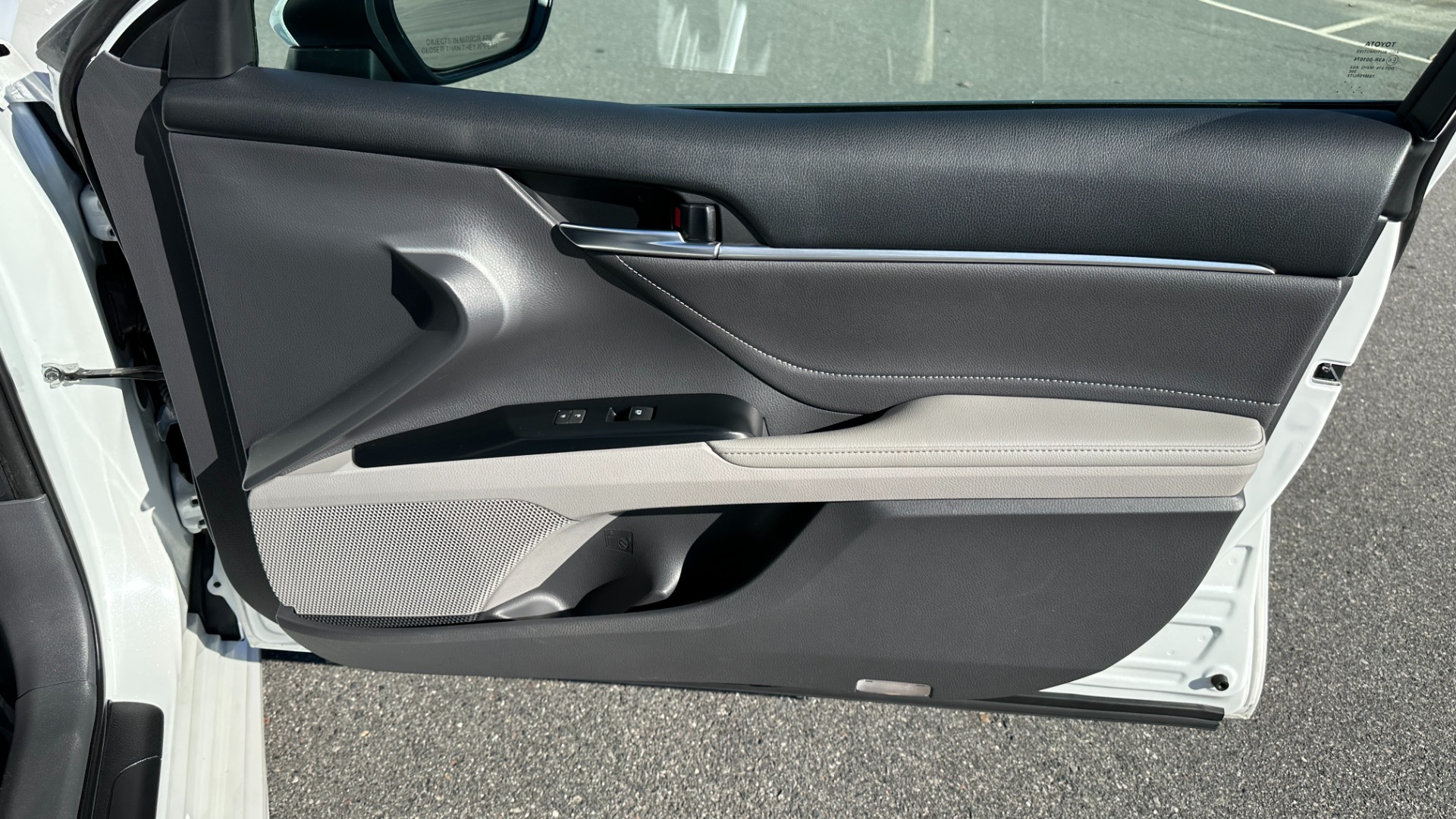 Used 2018 Toyota Camry XSE / PANORAMIC ROOF / ENTUNE / HEATED SEATS / BACKUP CAMERA for sale Sold at Formula Imports in Charlotte NC 28227 27