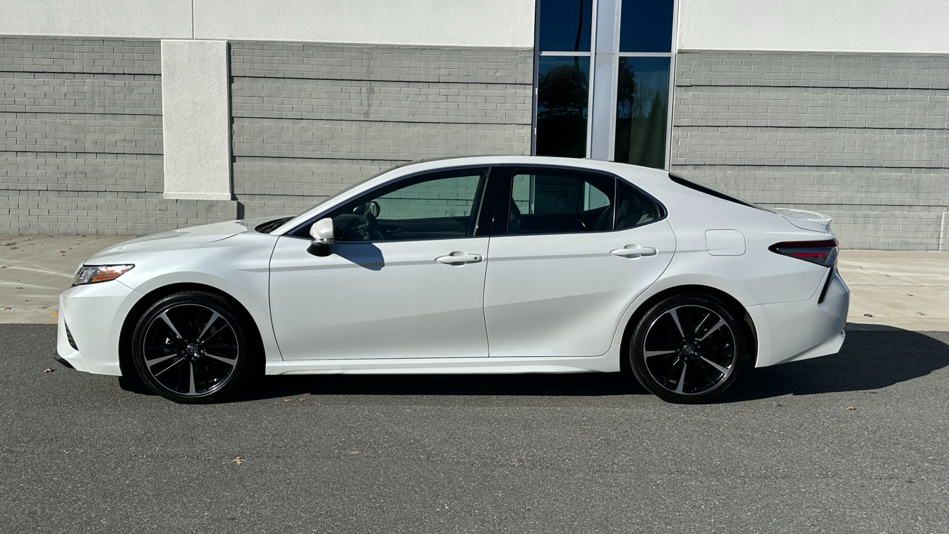 Used 2018 Toyota CAMRY XSE 2.5L SEDAN / 8-SPD AUTO / PANO-ROOF / 19IN WHEELS for sale Sold at Formula Imports in Charlotte NC 28227 3