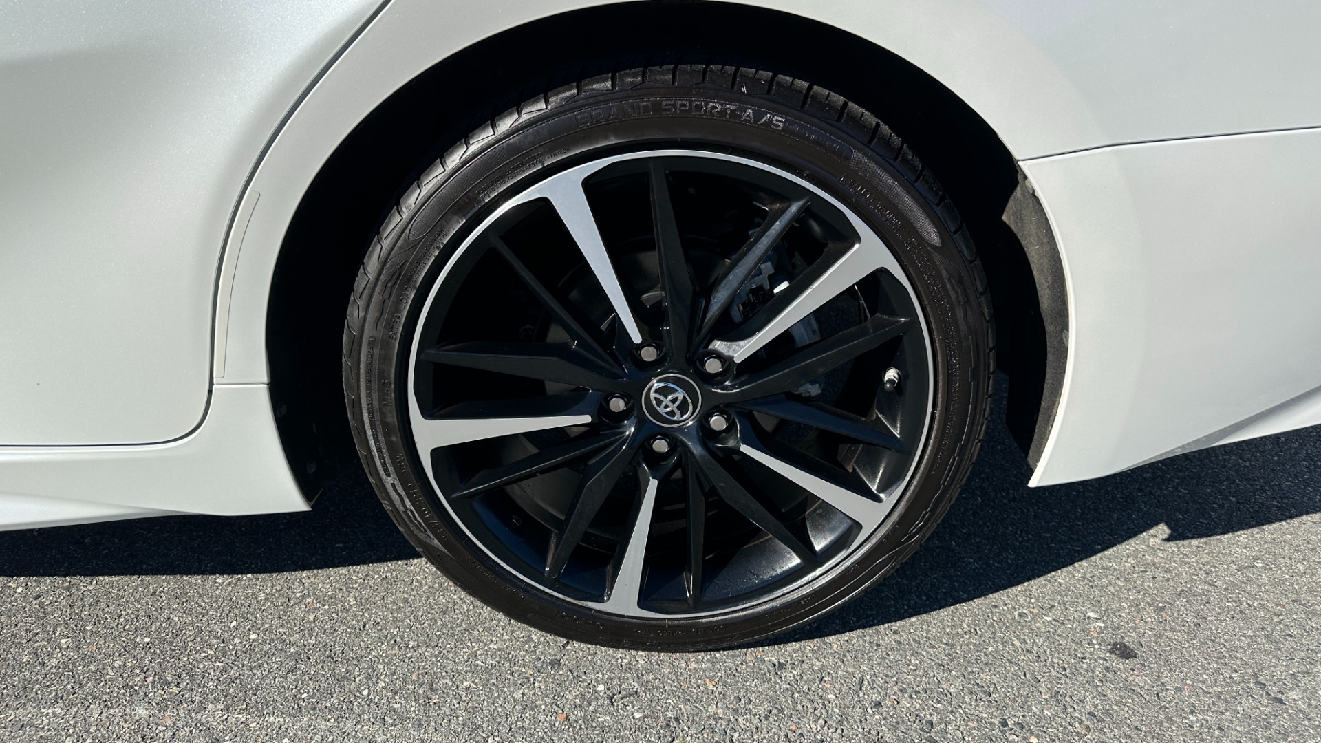 Used 2018 Toyota CAMRY XSE 2.5L SEDAN / 8-SPD AUTO / PANO-ROOF / 19IN WHEELS for sale Sold at Formula Imports in Charlotte NC 28227 37