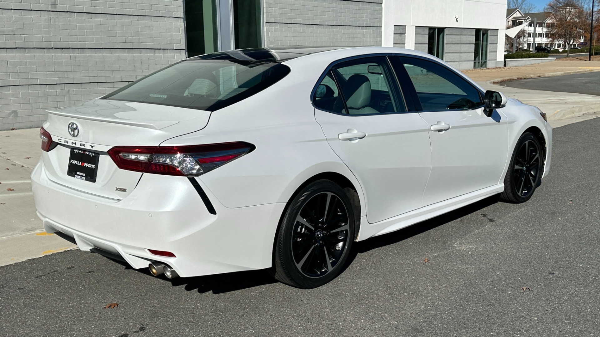 Used 2018 Toyota Camry XSE / PANORAMIC ROOF / ENTUNE / HEATED SEATS / BACKUP CAMERA for sale Sold at Formula Imports in Charlotte NC 28227 5