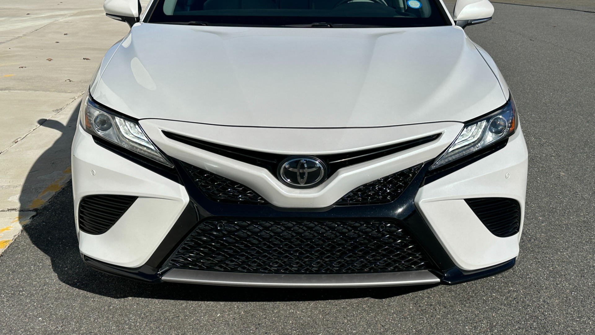 Used 2018 Toyota Camry XSE / PANORAMIC ROOF / ENTUNE / HEATED SEATS / BACKUP CAMERA for sale Sold at Formula Imports in Charlotte NC 28227 6
