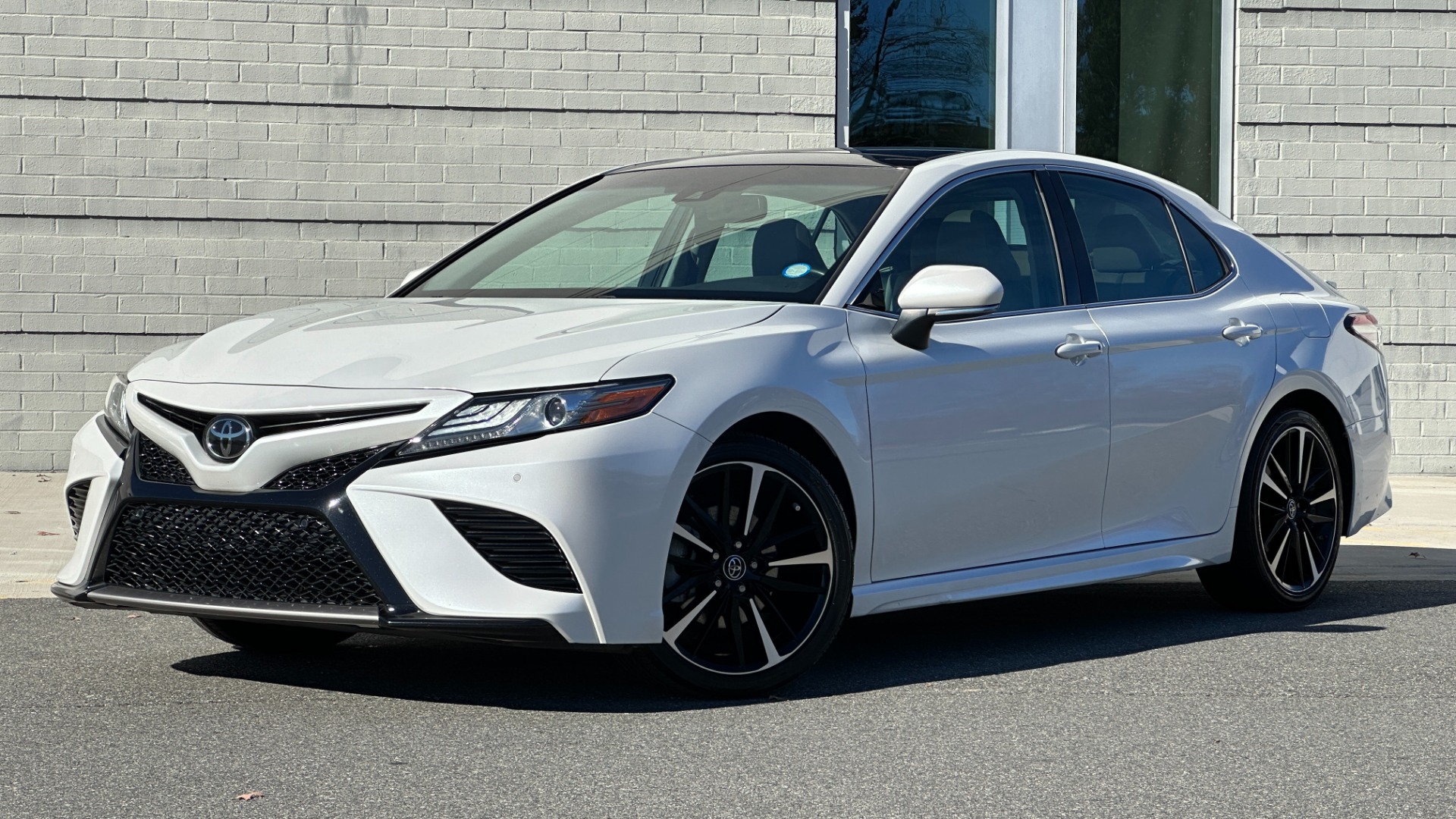 Used 2018 Toyota Camry XSE / PANORAMIC ROOF / ENTUNE / HEATED SEATS / BACKUP CAMERA for sale Sold at Formula Imports in Charlotte NC 28227 1